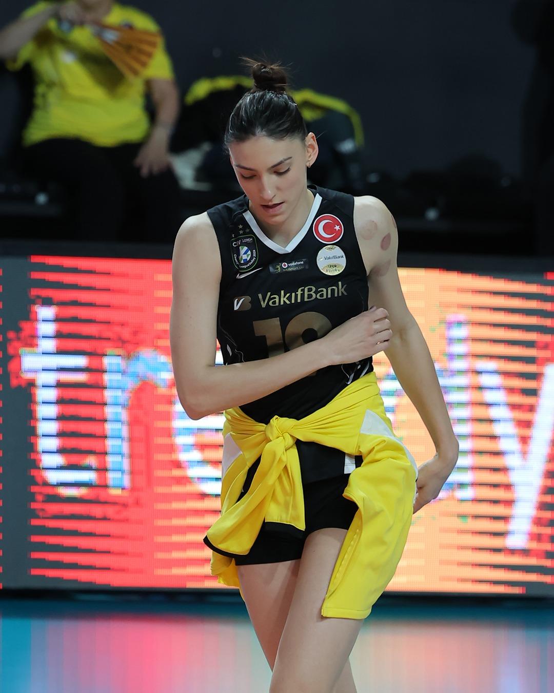 银行大比分2-1费内，离冠军还差一步2025-2026女排土超决赛第三回合，