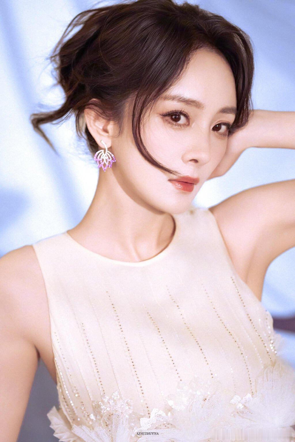 杨幂出场像动漫里的人物很难不被杨幂这段出场惊艳，简单几步却很有故事感，身形神态