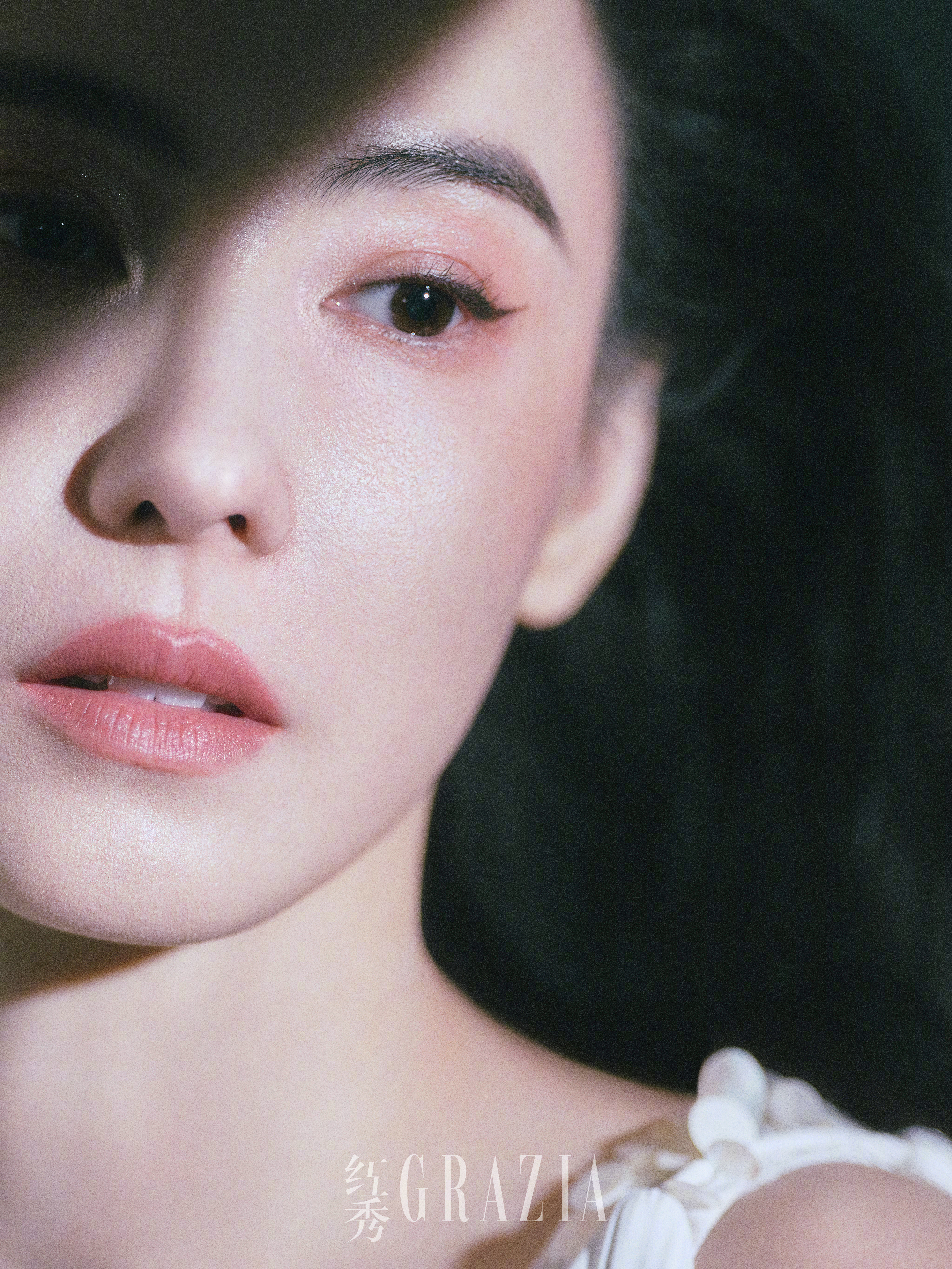 张柏芝登上《红秀GRAZIA》2026年四月刊。时隔十年再登封。两位摄影师掌