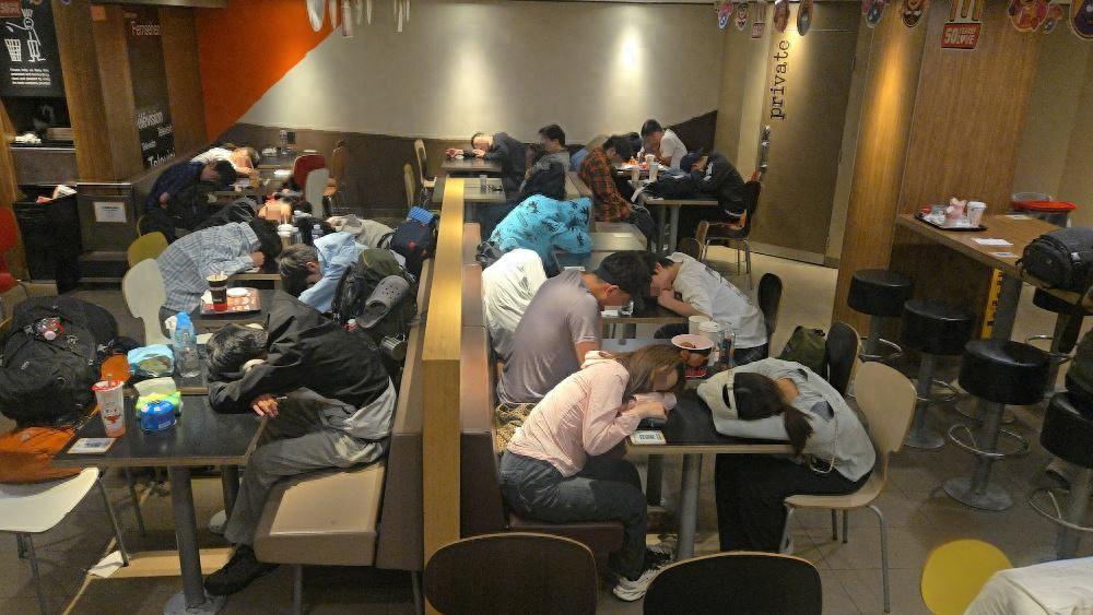 吵翻了！内地游客来香港玩不订酒店，深夜在24小时营业快餐店过夜，五一黄金周赴港游