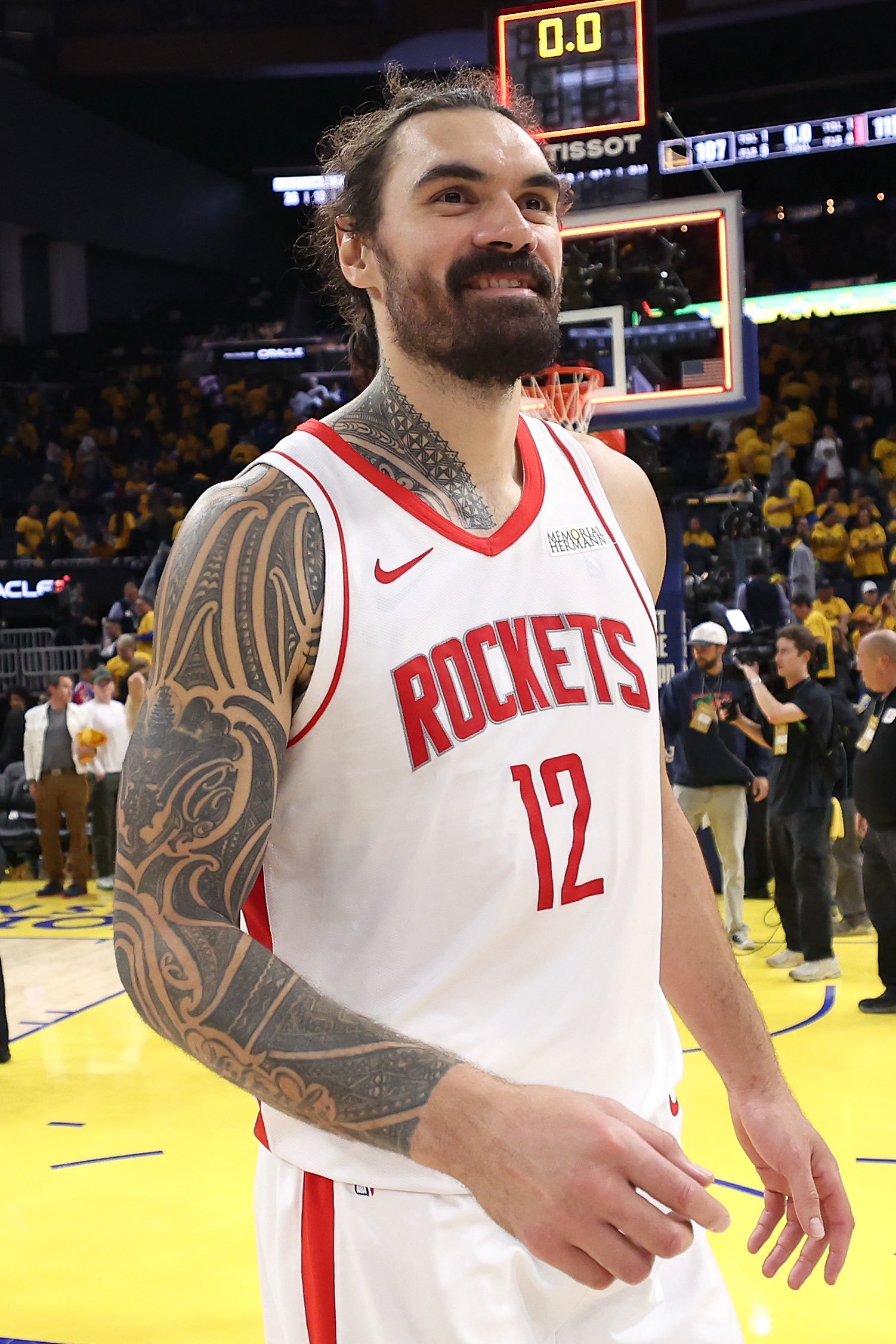 KellyIko：据消息人士透露，随着交易截止日日益临近，火箭队的交易沟通频次