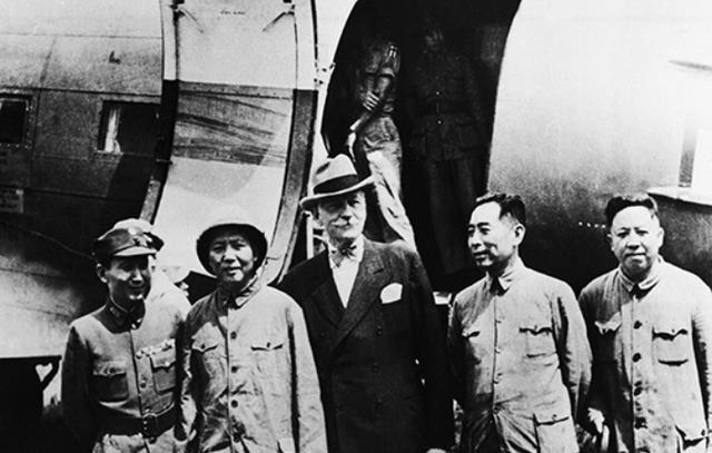 在重庆开会时，蒋介石提出让毛泽东担任省长。毛泽东平静地问道：“委员长要我担任哪个