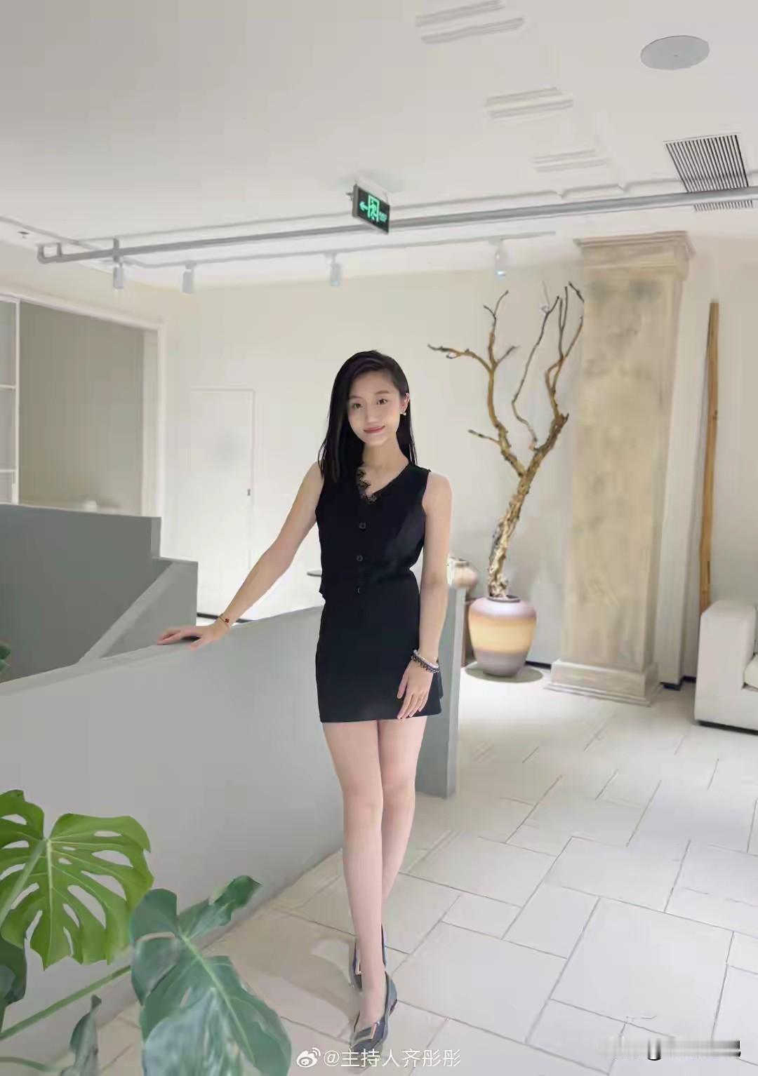 主持人齐彤彤
