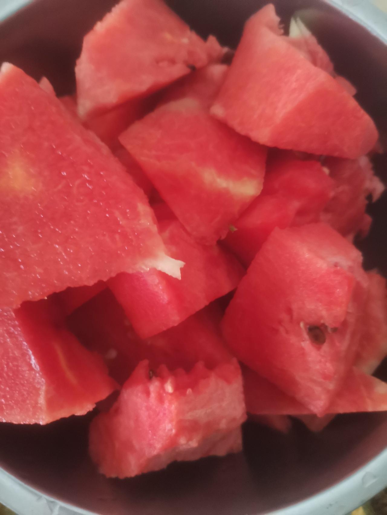 上午十点去我妈家，我妈已煮好了米茶，还买好了馒头。我来到厨房，先将西瓜洗净，