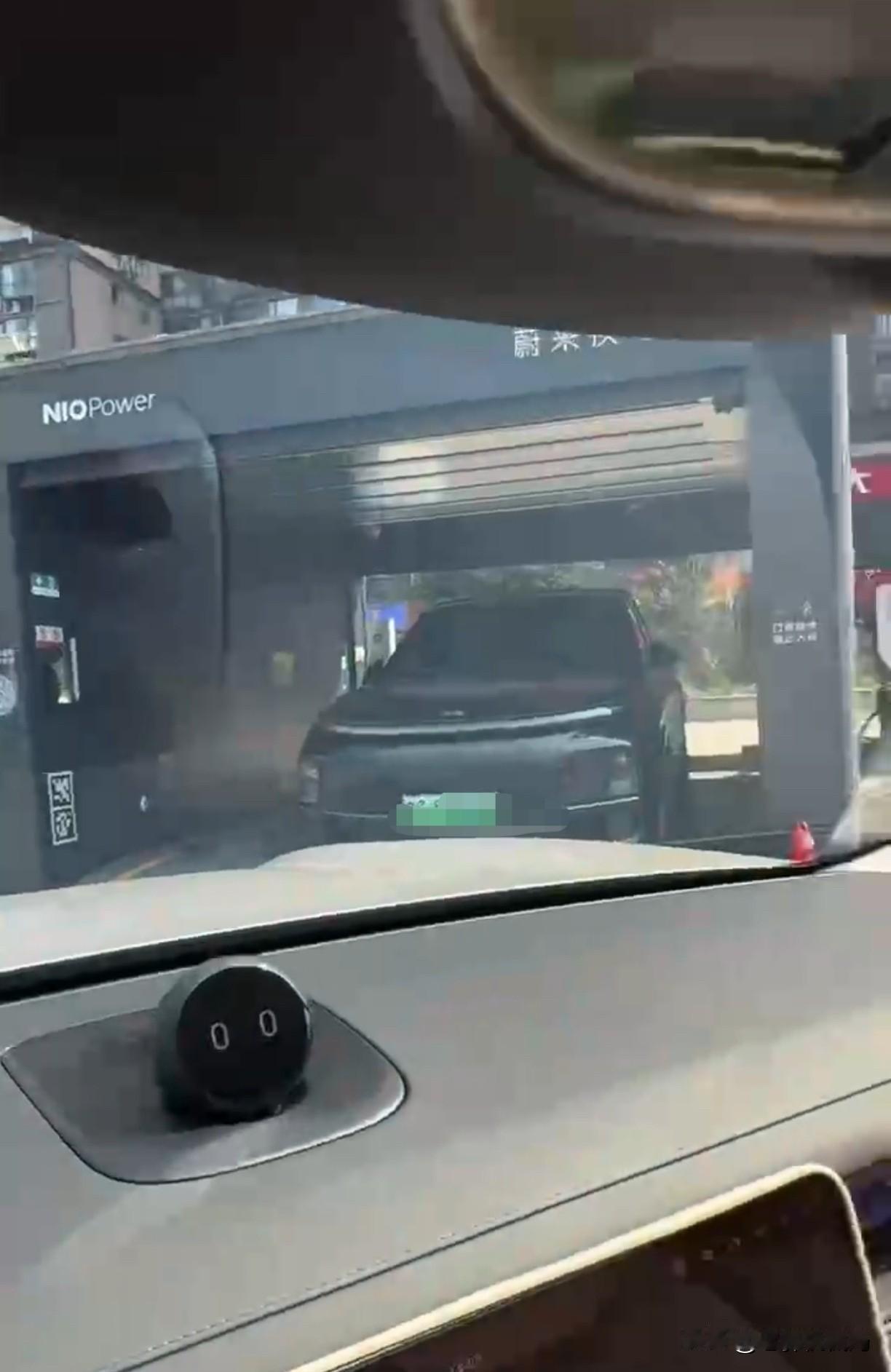 “蔚来饭店”：今天怎么回事，这位顾客只喝白开水不点餐？今天朋友在微信上给我发了