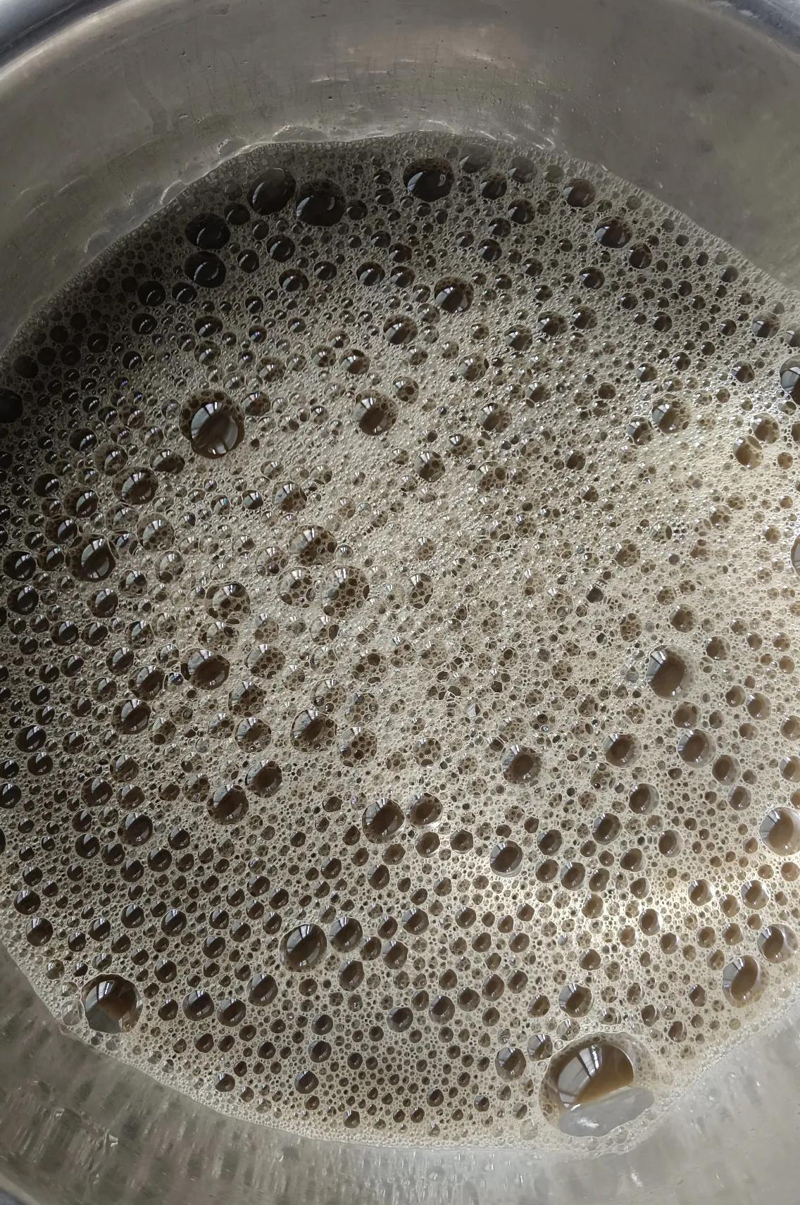 小六说在学校里，一直用皂基做的防脱发手工皂洗头，虽然不掉发了，但头皮痒。小六回