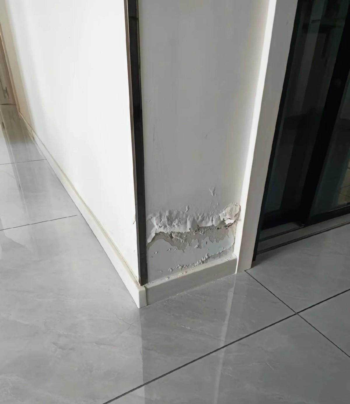 陕西业主家墙面反复冒白霜，补了又坏。他以为是墙的问题。刷了一遍又一遍。直到