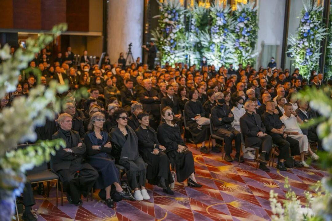 施南生追思会座次曝光，成龙坐在第7排一张追思会内场座位照片，引起了不少讨论。