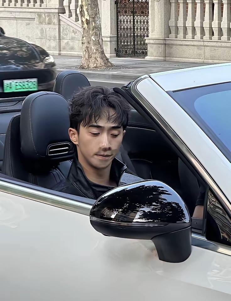 庾澄庆伊能静的儿子恩利开着豪车被拍到了，贵气是真贵气。没遮没掩，大大方方，一身