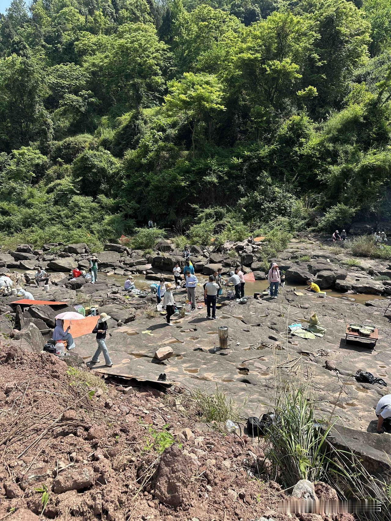 32度的礼拜六52个人12辆车驱车120公里在一个有12道大拐的漂流山沟