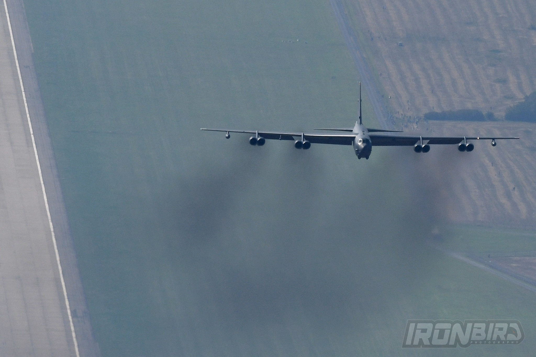 不多见的B-52空对空拍摄机会