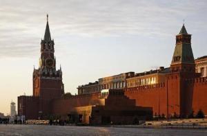 1953年，斯大林去世后，遗体被装入水晶棺，安葬在列宁墓中。于是，列宁墓上多了一