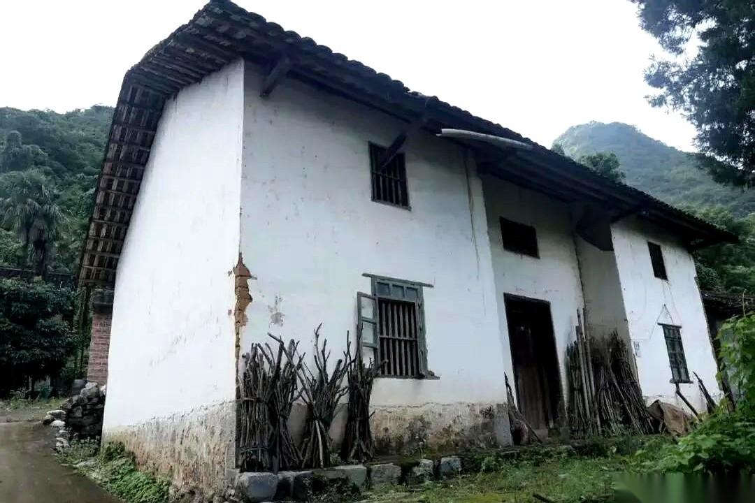 广西深山里一栋墙皮掉光、堆满破柴火的破土屋，突然惊动了县里，要花公家的钱大修。