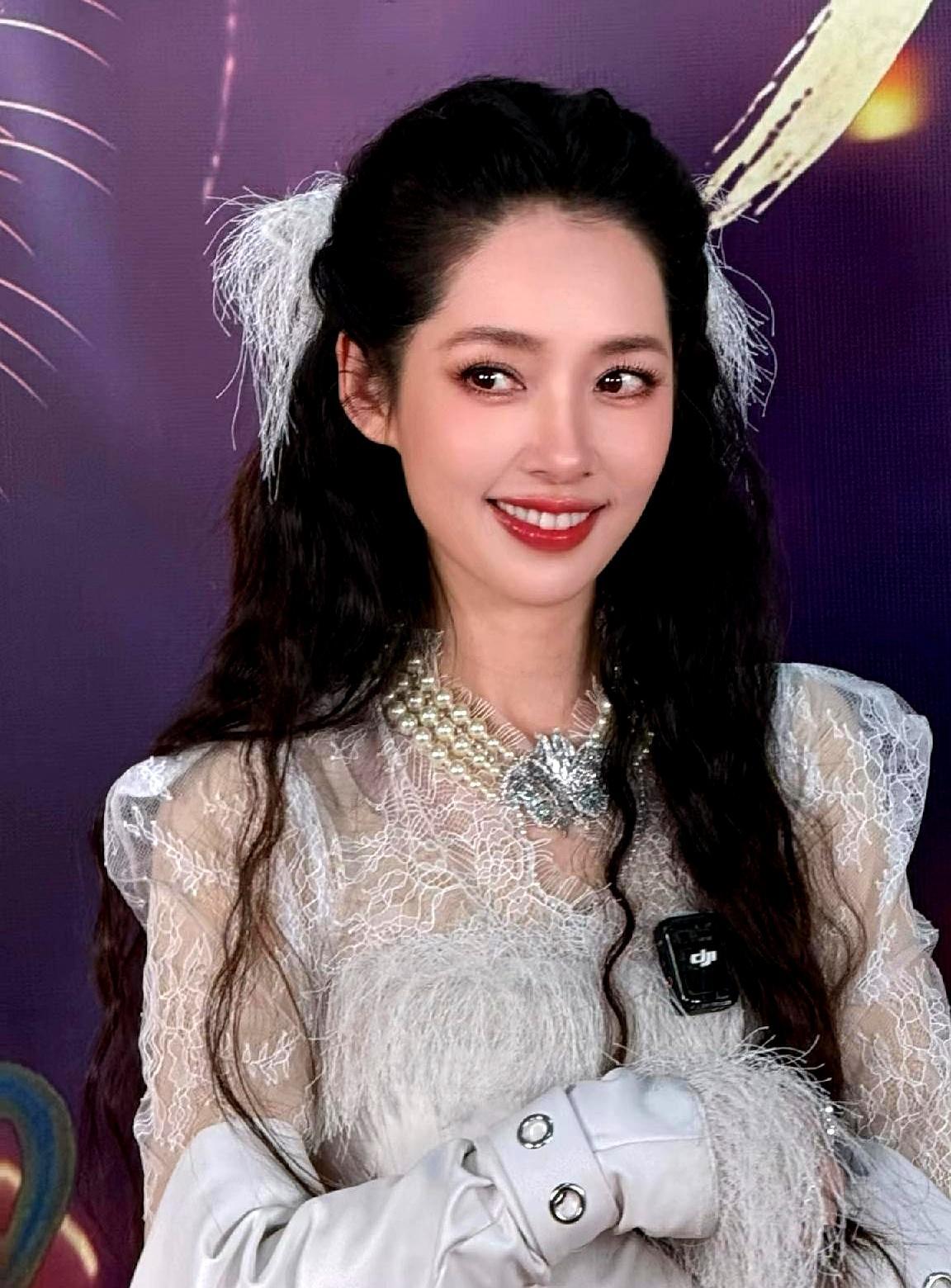 五百亿家产砸进账户，亲儿子只配领月薪，郭碧婷连眼皮都没眨。你看向佐套着女装