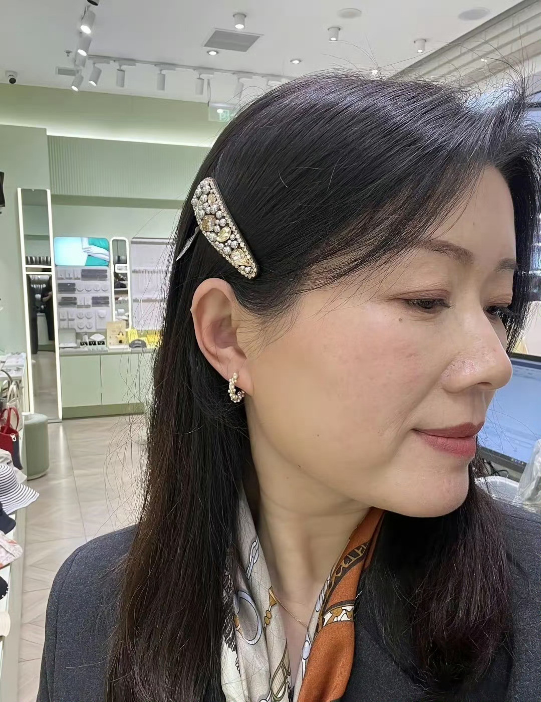 快50岁了，纯素颜，你们觉得显老吗？想听实话！！！