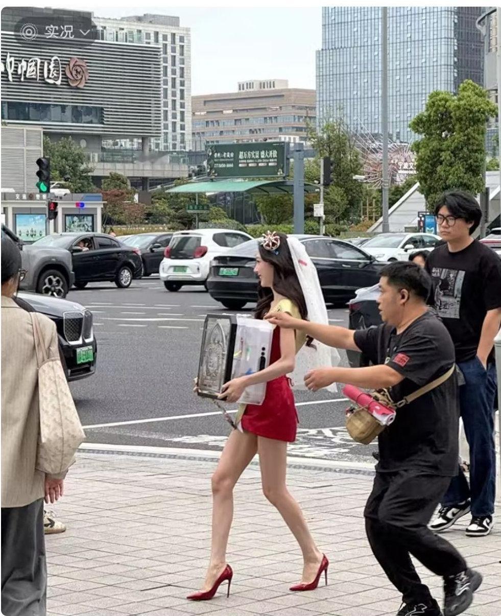 易梦玲拍戏被偶遇，美腿太好看又细又长，穿红色短裙高跟鞋身材好！