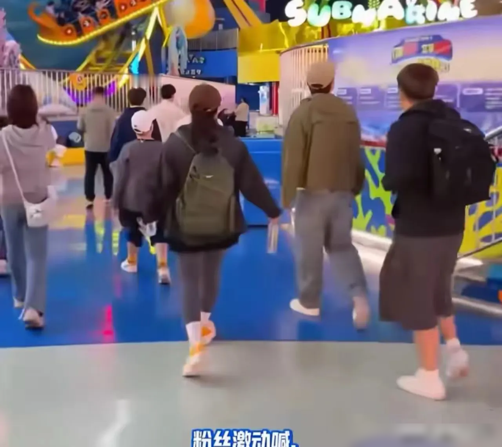 王琦瘦下来第一件事，就是去北京欢乐谷排队。10月3日有人撞见沈腾一家三口，没助理，没保镖，俩大人牵着