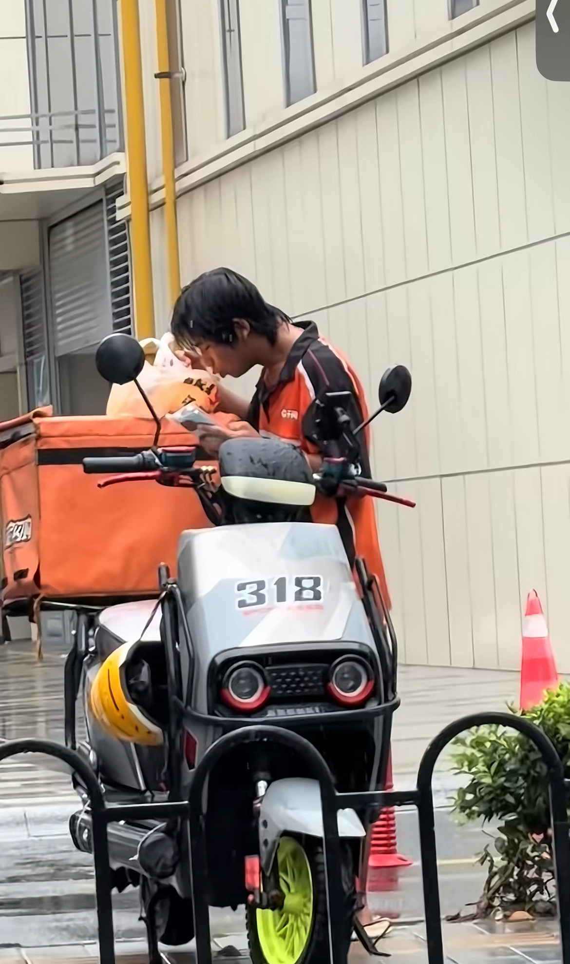 刷到雨中吃快餐的外卖小哥，莫名心疼。自己也曾孤身漂泊，十八岁起不靠父母，最难时交