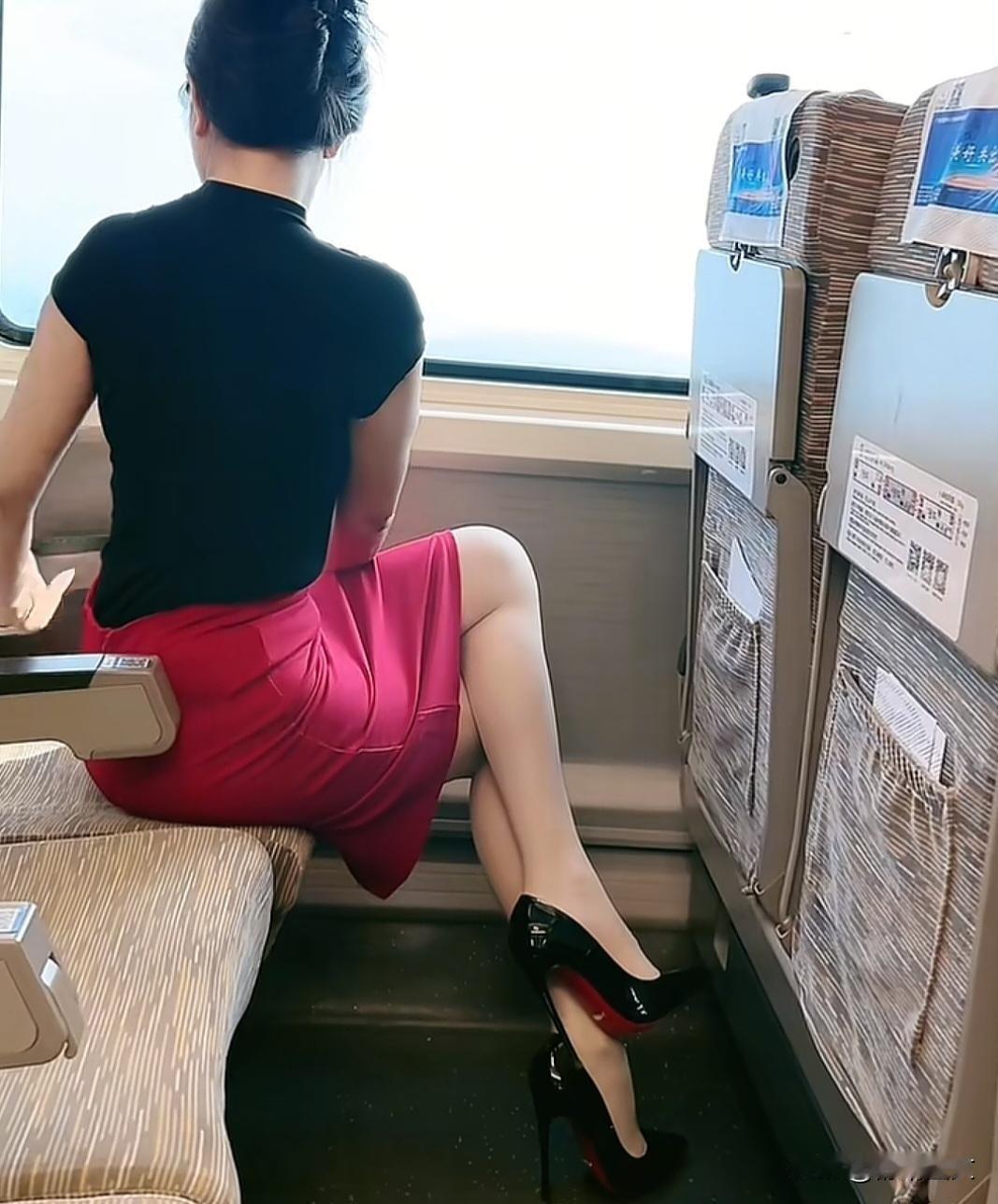 高铁上看到一位优雅女士真想换座位坐到她旁边。她这身穿搭太高级了太有气质了。
