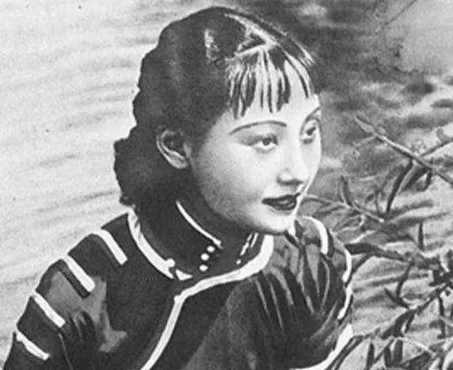 1925年，24岁的青楼女子张素贞正在接客。然而，当她开始宽衣解带时，一把枪却抵