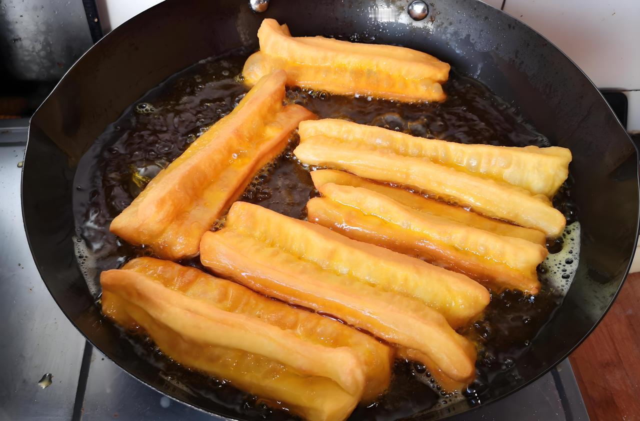 油条再次被关注！研究发现：糖尿病患者吃油条时，需多注意这5点炸得金黄酥脆的油