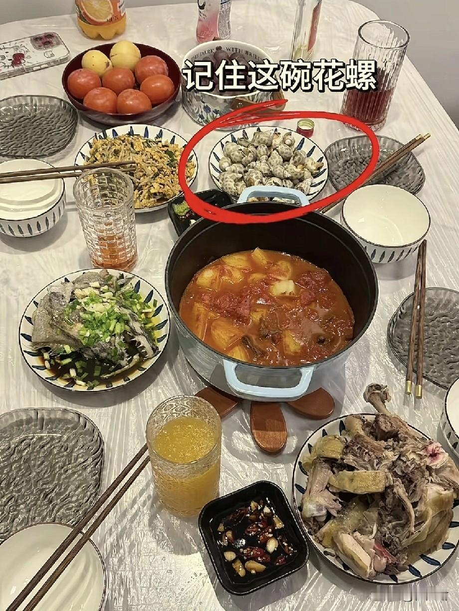 浙江，女子刚装完新房，觉得在家做饭请朋友更有烟火气，就亲自下厨做花螺，没想到，朋