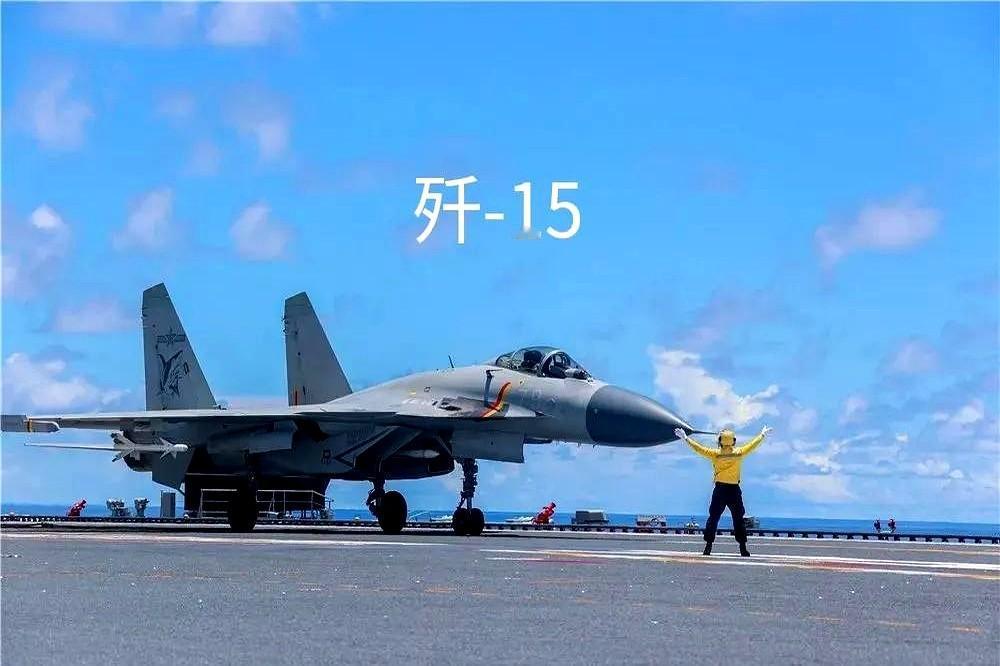 歼-15T有个特征，机头特别粗壮。相应的，机头里放置有源相控阵雷达天线的接发