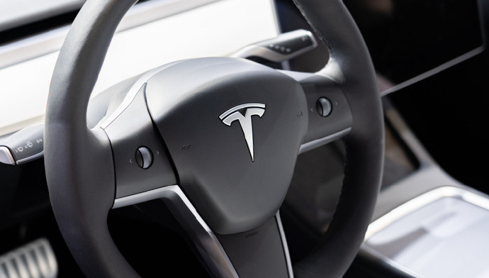 11月13日消息，特斯拉首席执行官埃隆・马斯克暗示公司有望解决其FSD系统中一个