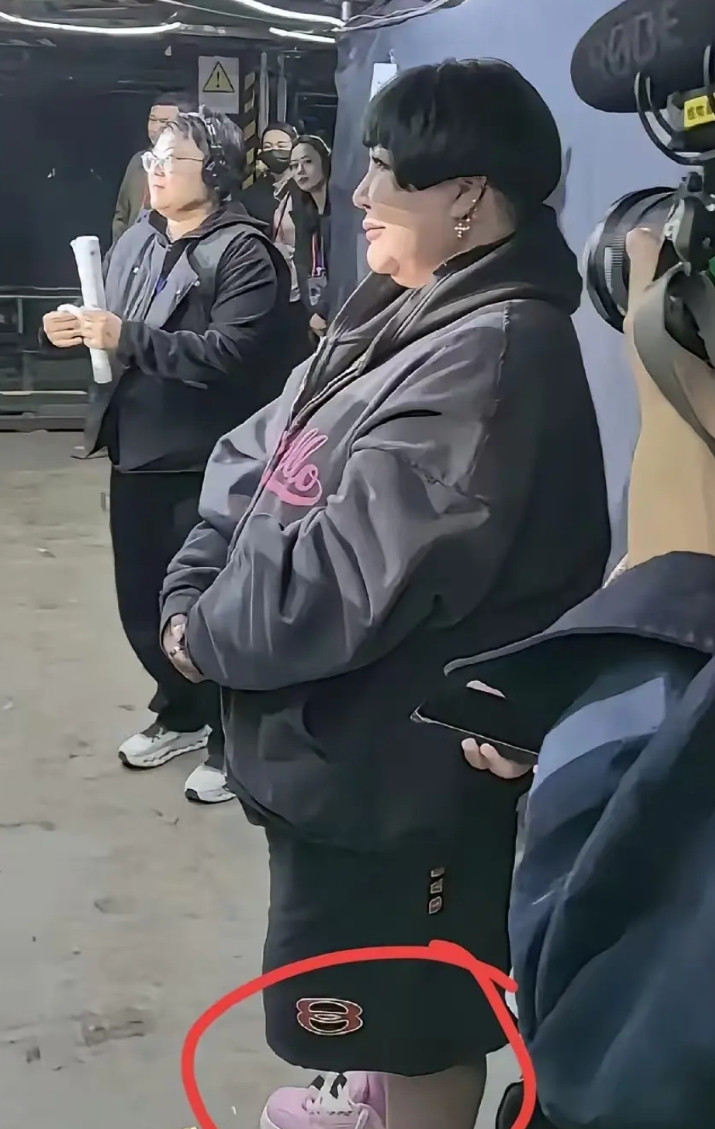 郭德纲的后老伴和儿子，很好的诠释了地主婆和地主家的儿子的形象！这后老伴的形象就