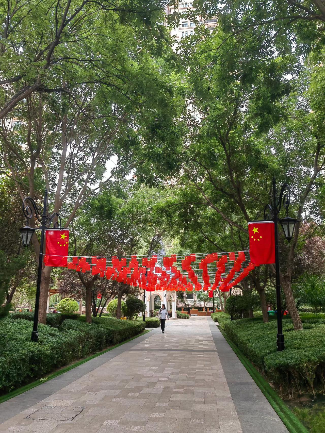 兰州雁滩这两个小区很有国庆节的氛围感！[赞]今天是20日，星期六，周末。我去了