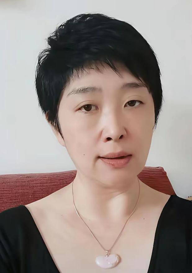 石富宽女儿石洋，颜值清秀耐看，完美继承父母优良基因。她经常在短视频分享父亲日常片