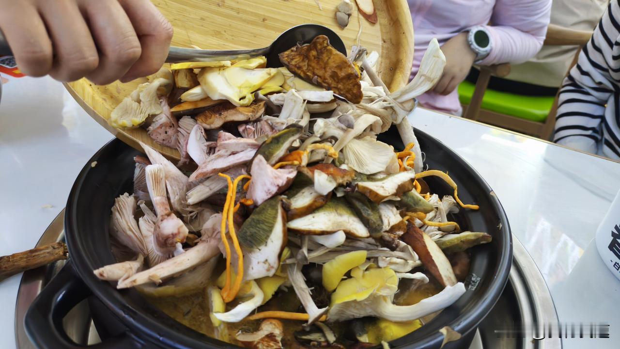 云南昆明和丽江的菌汤那可是一绝，尤其是里面的见手青。见手青这玩意儿很神奇，它一被