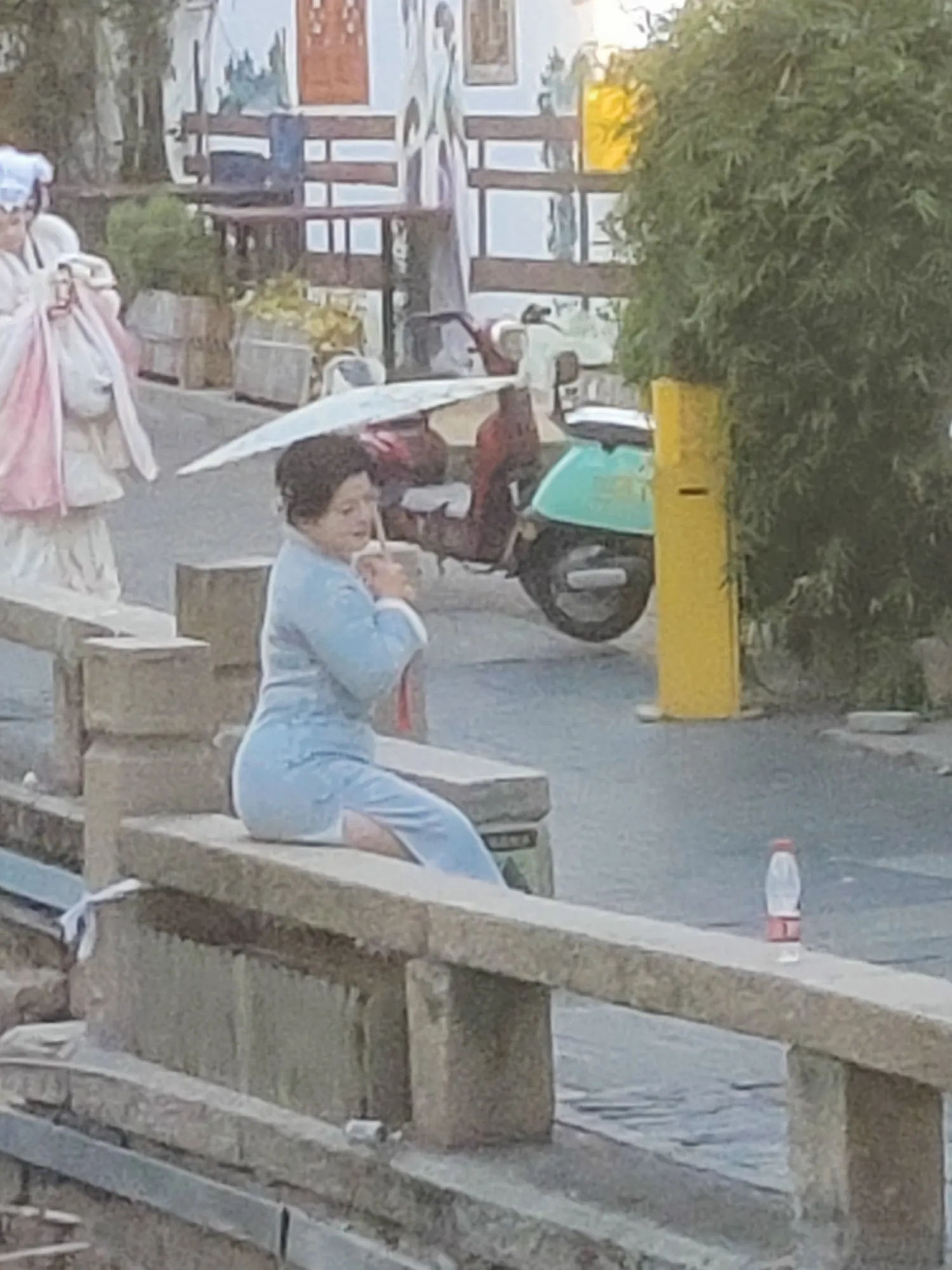 远处出现了一位风韵犹存的旗袍小姐姐，忍不住按下快门记录下柔美的一刻，让...