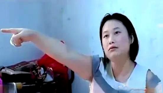 每月偷偷给父母300块补贴，妻子砸碗赶公婆，丈夫直接提离婚，好好的家散了到底怪谁