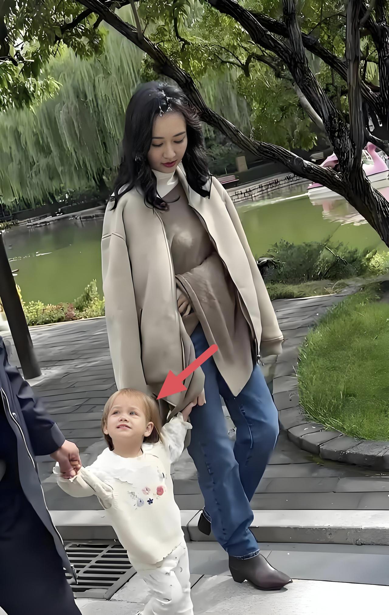 大家发现没，王鸥的女儿，长得不像王鸥，也不像何九华，而是上半张脸像王鸥，下