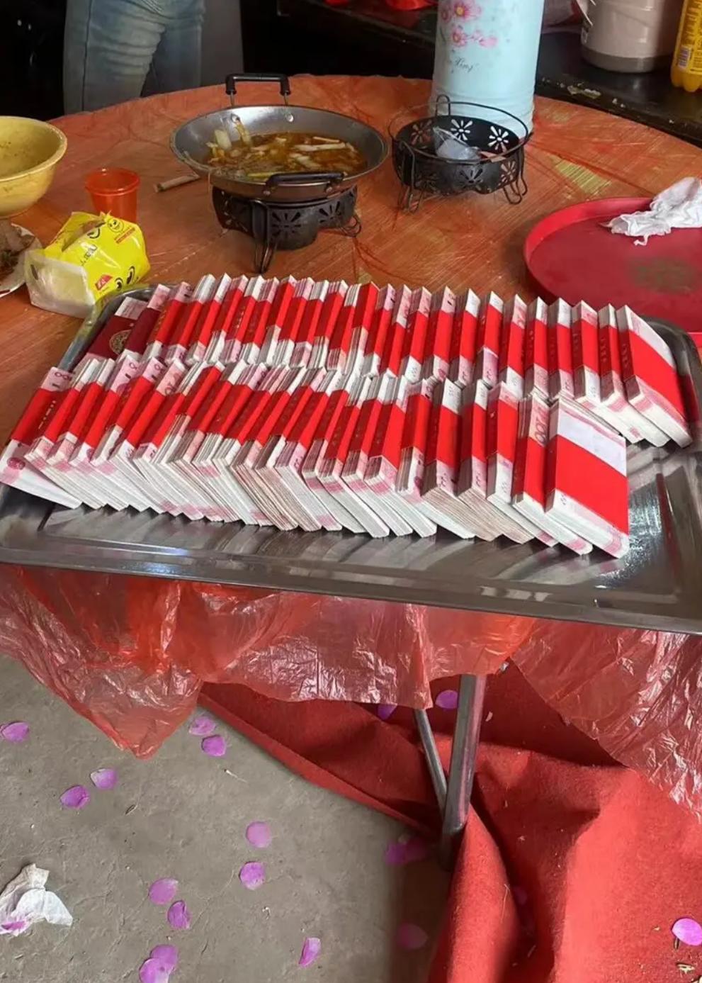 距离我们的婚礼还有3天，男友把一张银行卡交到我手里，说里面存了说好的8万8彩礼，