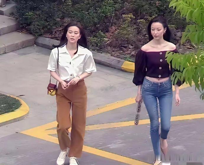 两位女明星走在公园里，我只认出了辨识度稍微高一点的倪妮，这苗条的身材，看着好舒服