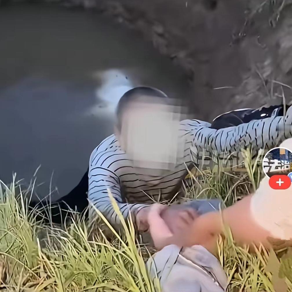 近日，山东济南00后退伍小伙和新婚妻子出门散步，路过水坑附近，隐约听见微弱的呼救
