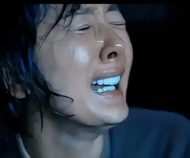 杨幂和刘涛这牙看着怎么这么突兀，白得发蓝，这也太抢镜头了吧？还是章子怡的牙更真实