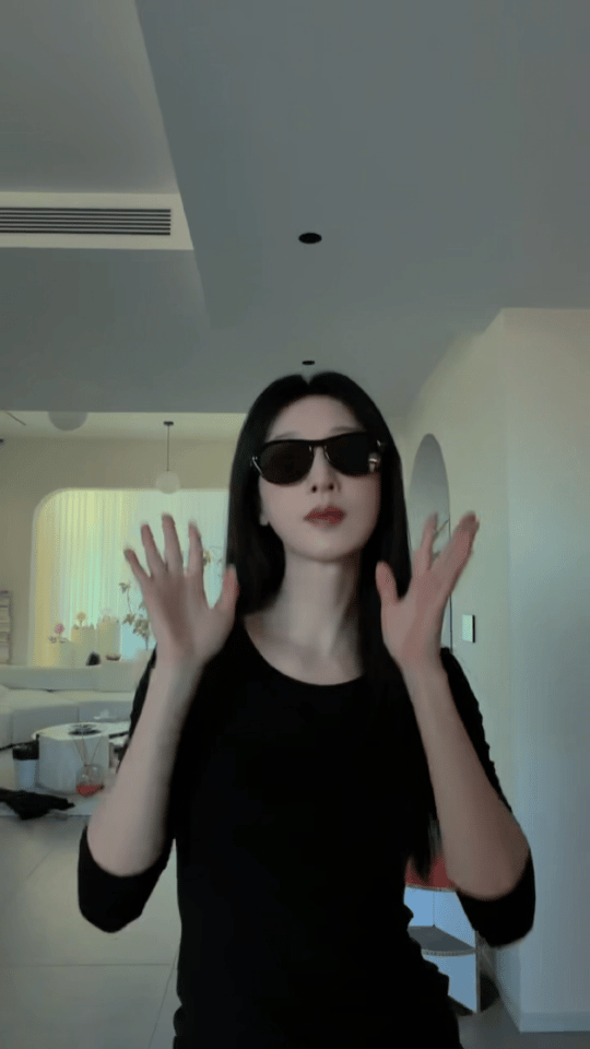 张俪cha了甩鞭舞哟呵，张俪跳甩鞭舞太惊艳众人啦！真得给那个让她跳的人点个赞，