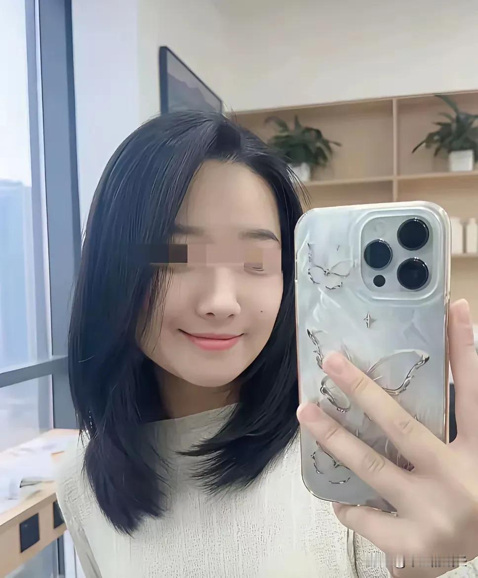 好可惜！这么漂亮的女孩子，竟然因为旅游途中被蛇咬而身亡，甚至都还没来得及欣赏三亚