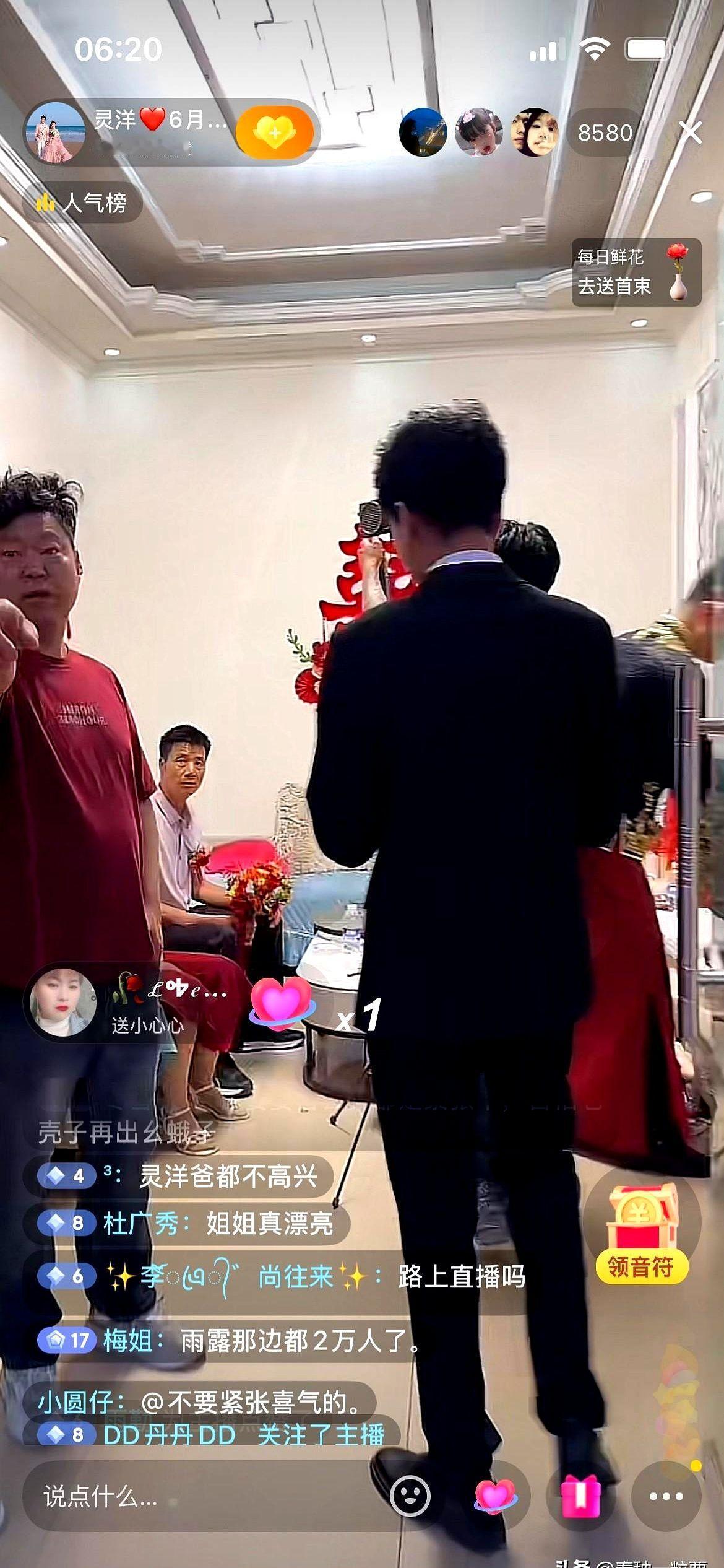灵洋的父母都穿戴打扮好了，俩人坐客厅沙发上，等着灵洋接新娘来，俩人要对公婆行跪拜