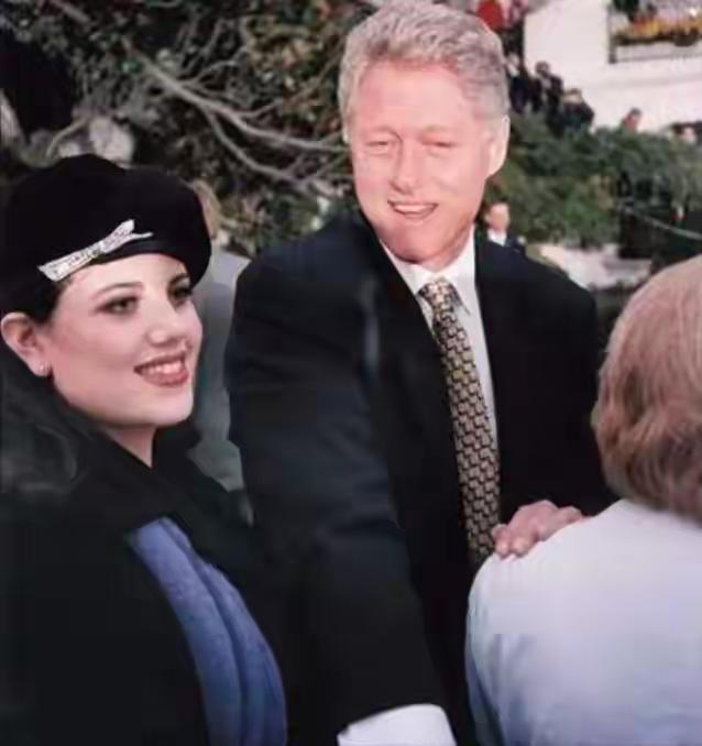 不是拜登，不是奥巴马，不是小布什，为何克林顿被曝出多张与女性亲密合影？12月2