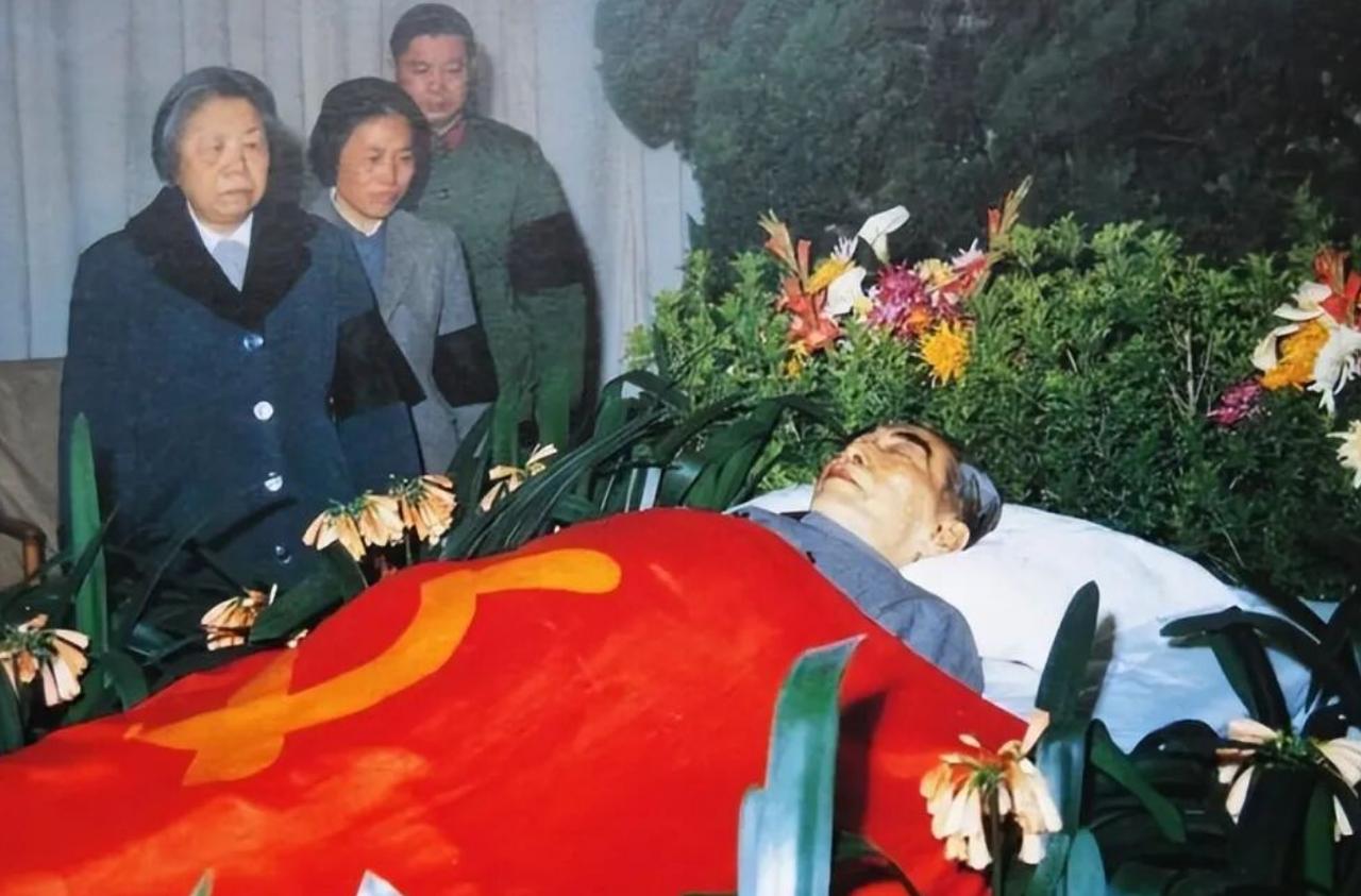 周恩来总理去世那天，发生了一件让很多人都没想到的事。他要把身体捐给医学，交给