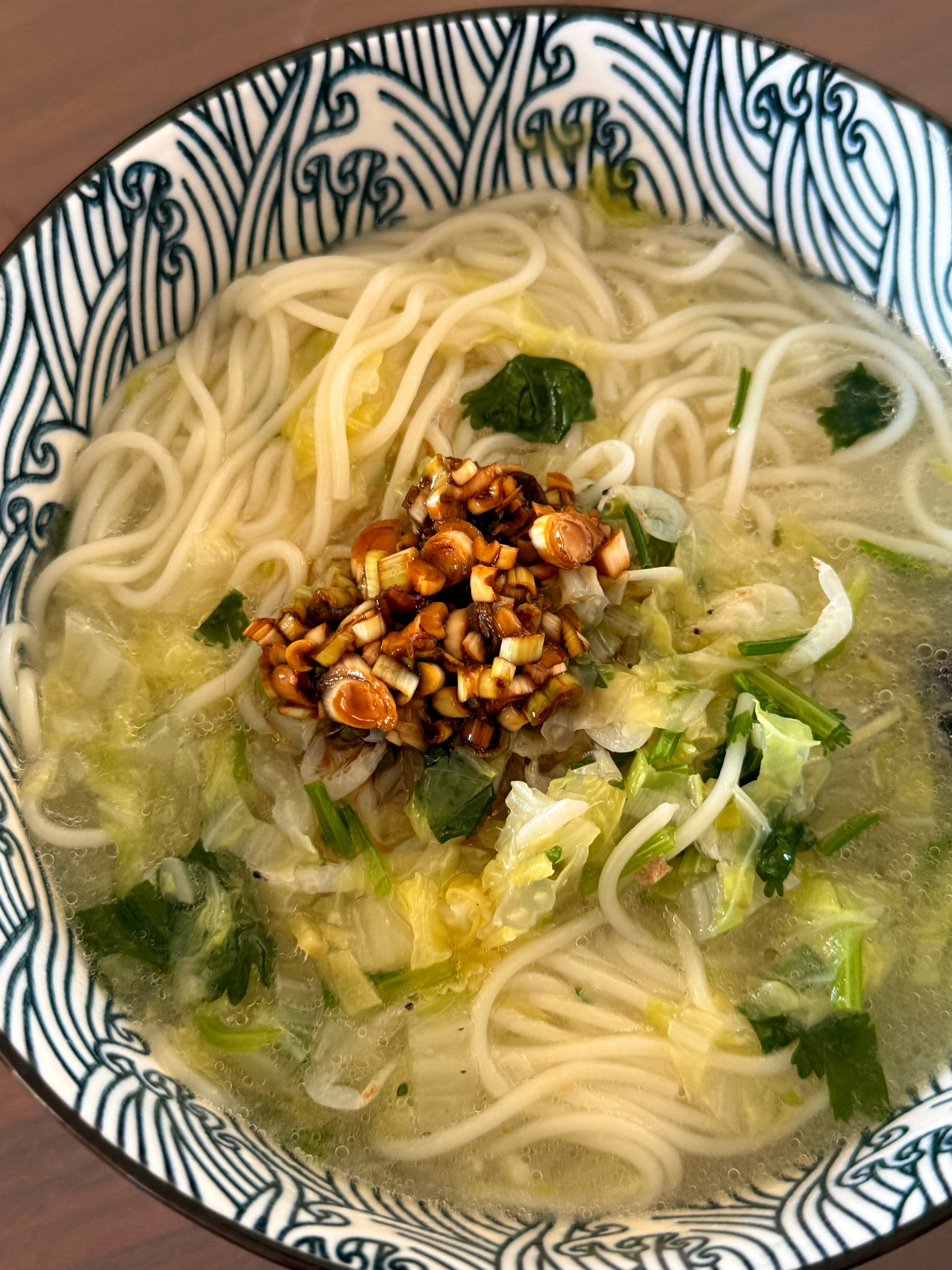 朴素的一餐起床吃早饭，还是一碗面条，爆锅面这么普通又便宜的食物，但即使每天吃都