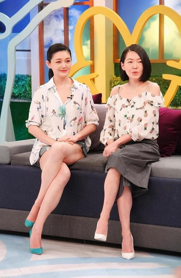 婚前的大S，明显比小S更时髦亮眼，格外注重穿搭，风格也更年轻化，满满潮流感。可等