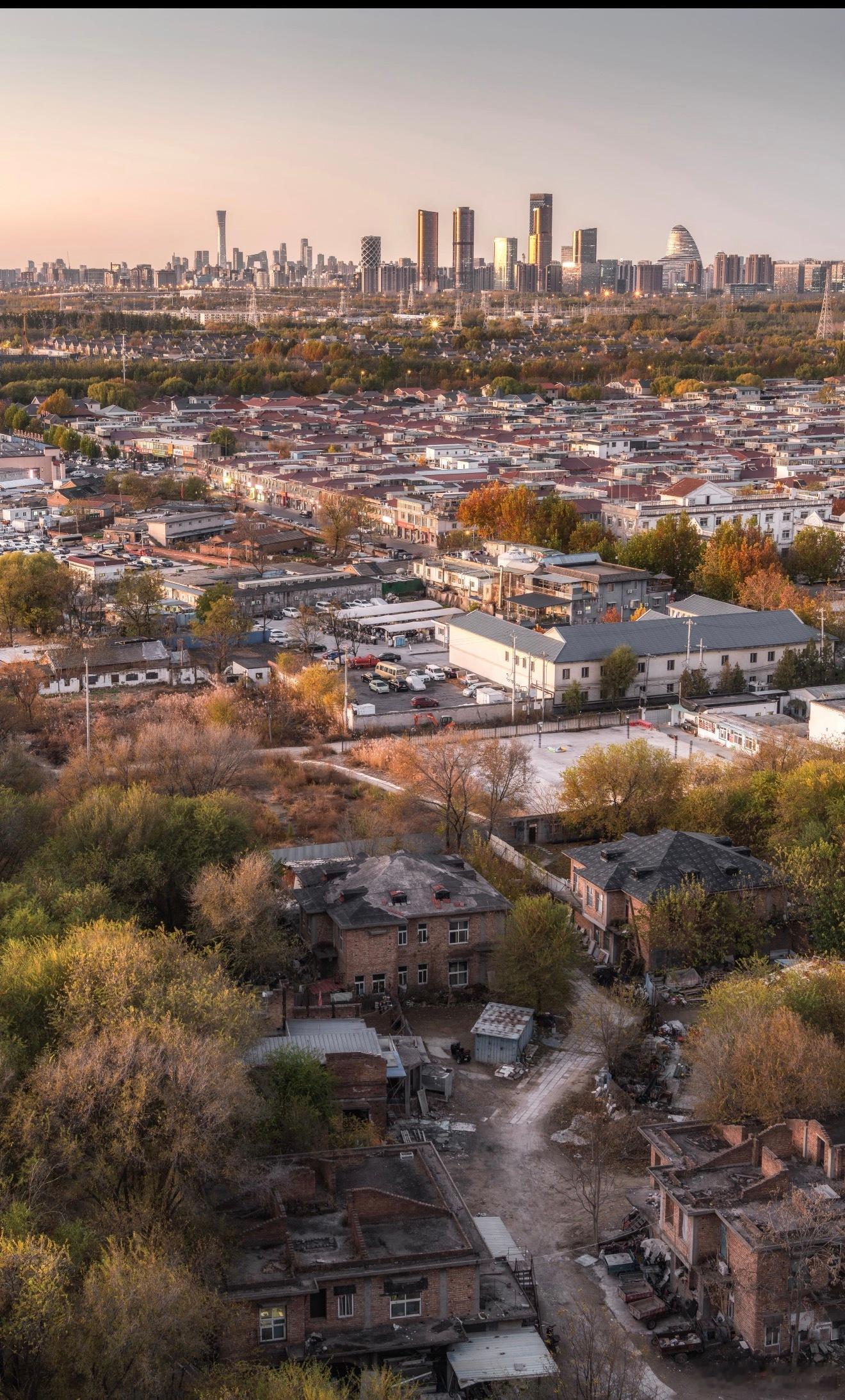神机位远景：繁华的望京+国贸CBD中景：整齐的新农村+市郊高档别墅近景：烂尾别墅