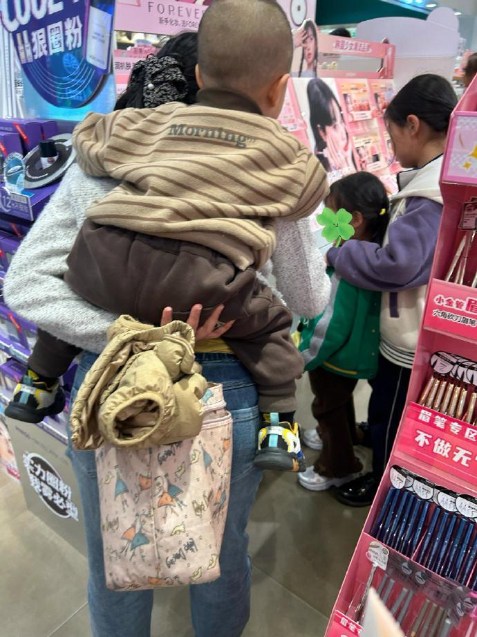 我难受得好像那一巴掌打在我身上了一样。​​​