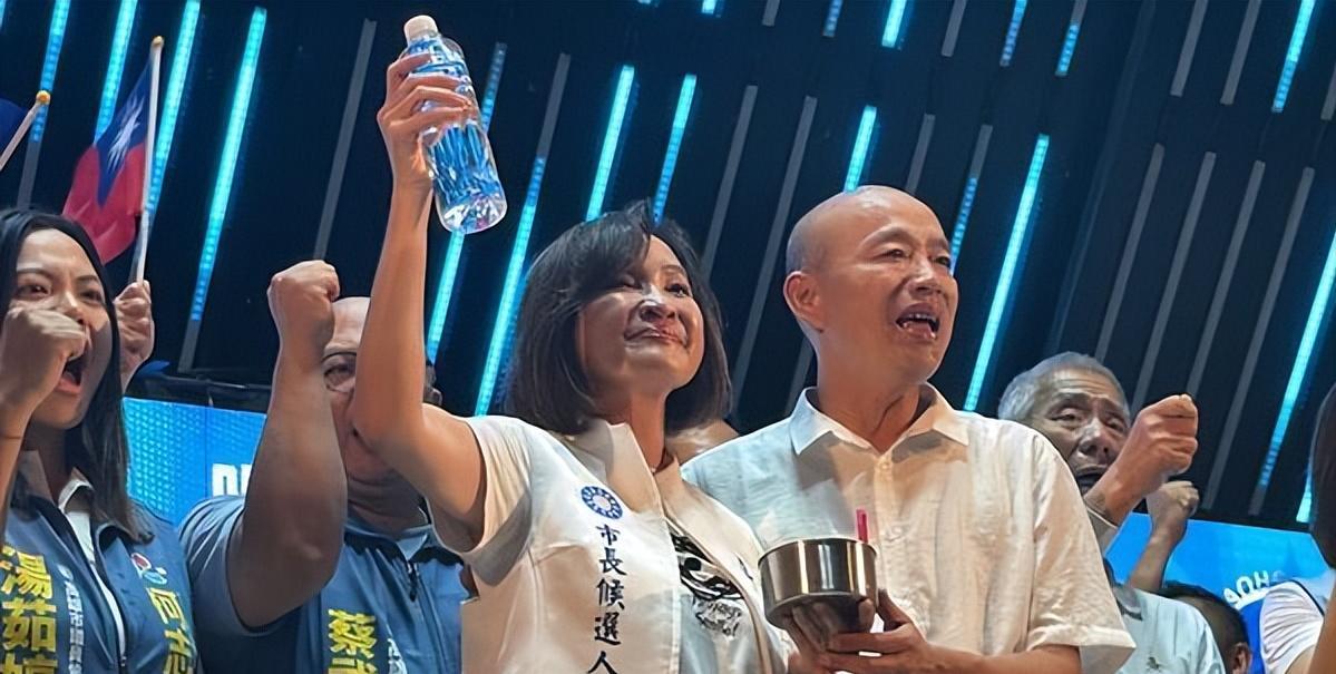 柯志恩韩国瑜首度合体，小港造势万人集结——全场高喊“辣个男人回来了”！17日晚