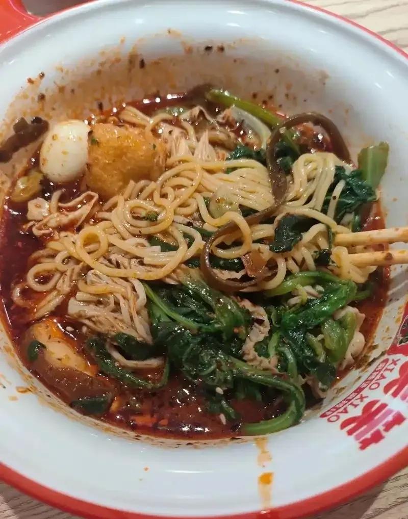 昨天和妹妹吃麻辣烫，快吃完时，发现麻辣烫里有一根头发，我要叫服务员把这碗面给我退